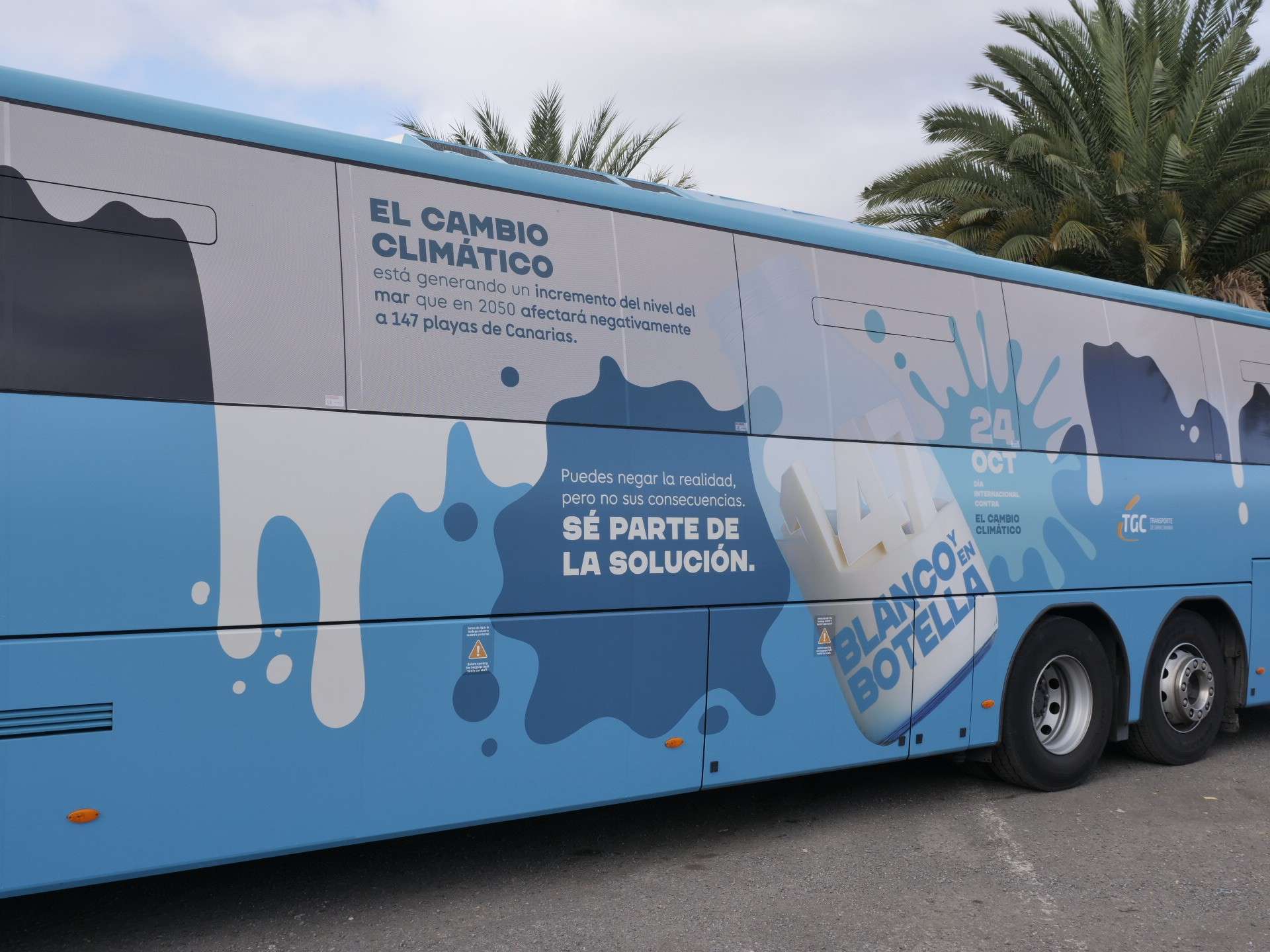 Foto de una guagua con el logo de la campaña