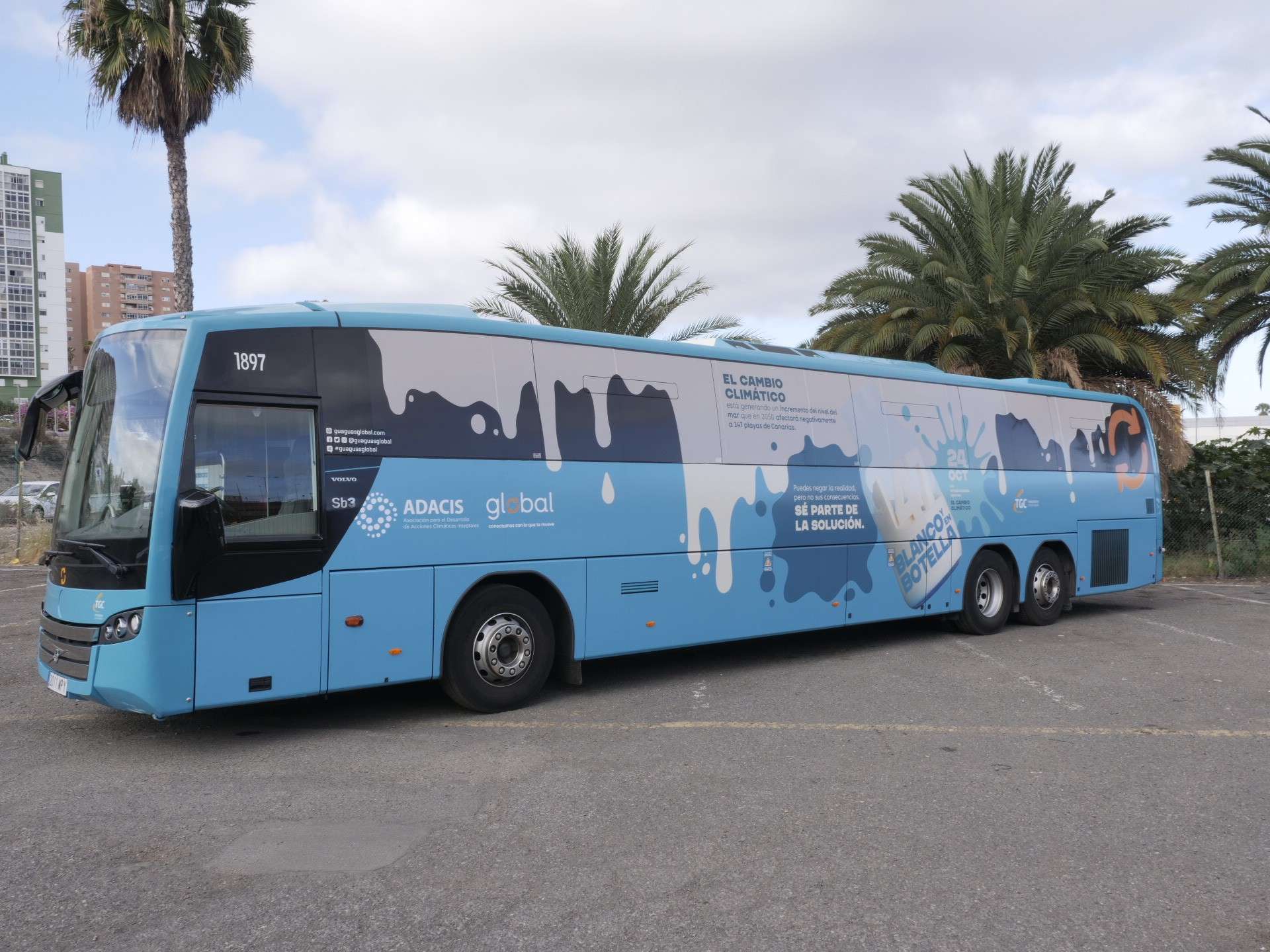 Foto de una guagua con el logo de la campaña
