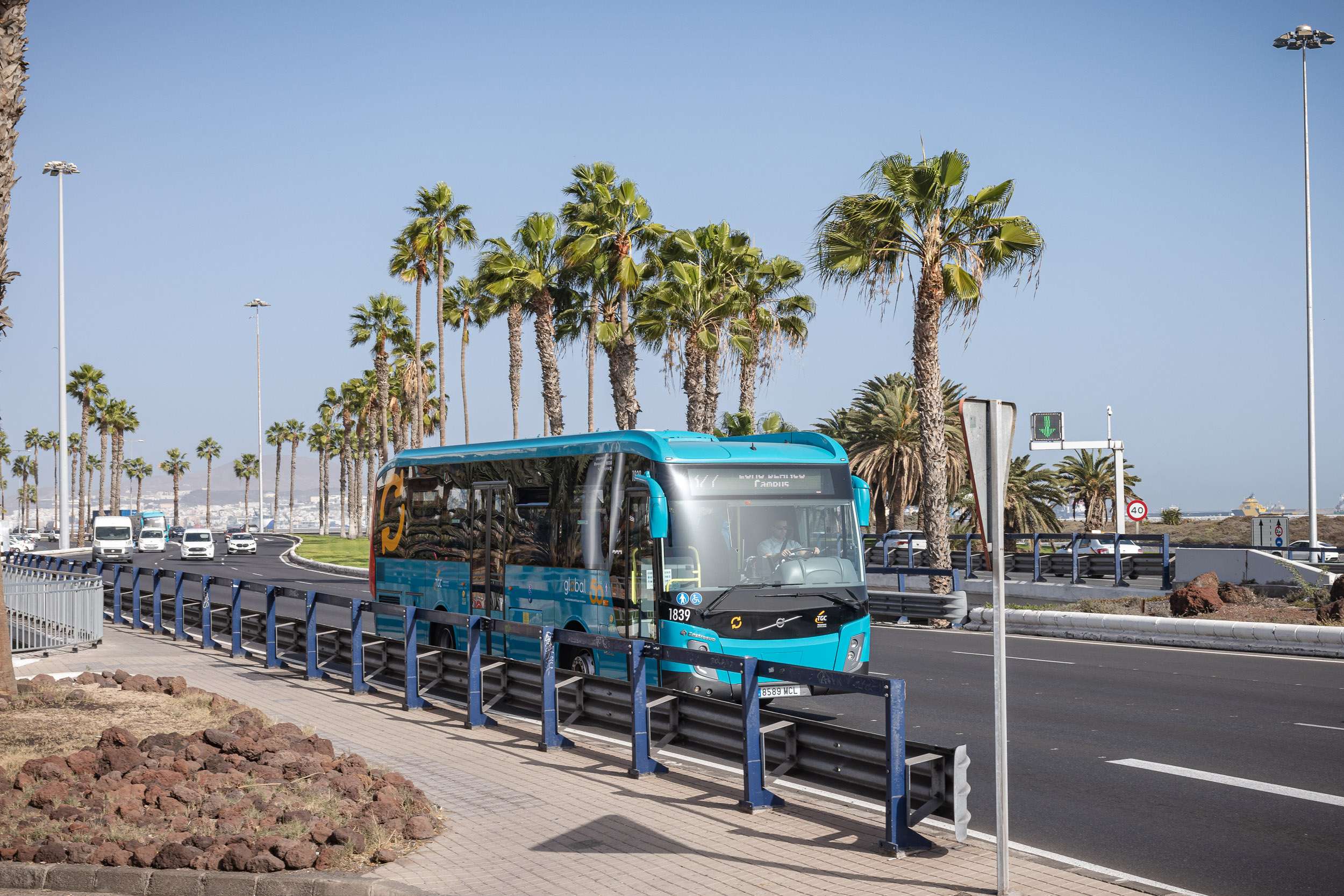 Foto de una guagua en la Avenida Marítima