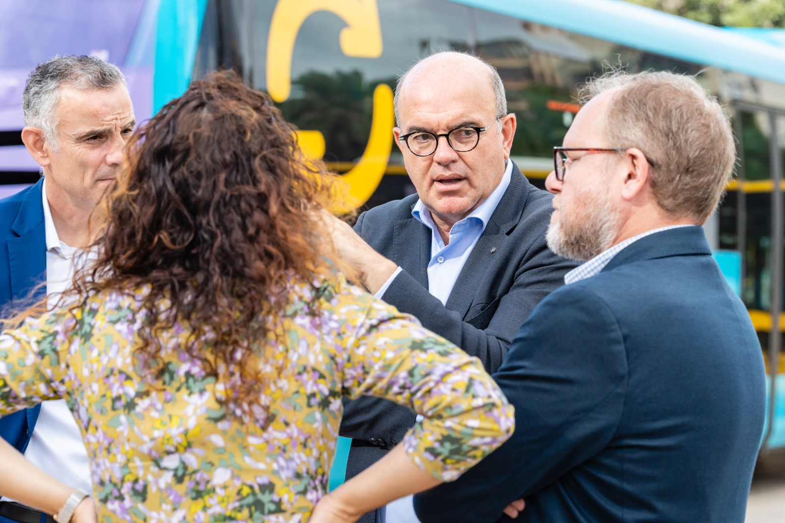 Foto de los participantes dialogando